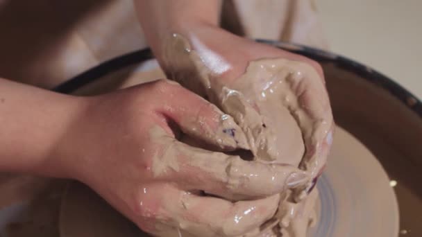 Lavorazione della ceramica - mani di donna che formano argilla bagnata da forma più lunga a più corta e più paffuto che lo rende più plastica - Filmati, video