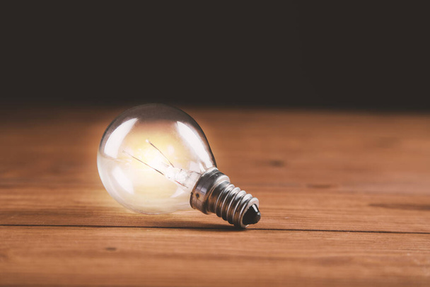 лампочка на столе новые идеи бизнес-концепции - Фото, изображение