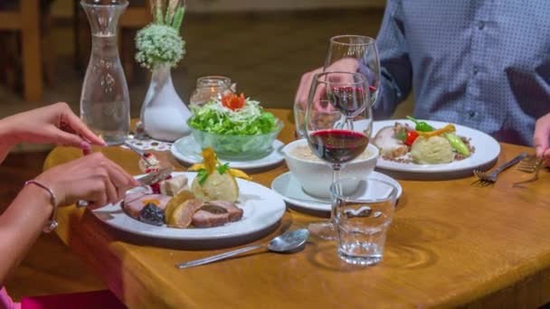Ζευγάρι Καθίστε στο Εστιατόριο Τραπέζι Εσωτερικοί χώροι για να φάτε κύριο πιάτο, κοντινό χέρι - Πλάνα, βίντεο