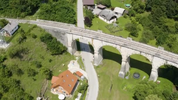 スロベニアの鉄道橋の下の田舎道で自転車に乗る2人の自転車 - 映像、動画
