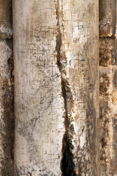 Columna a la entrada de la Iglesia del Santo Sepulcro - destino principal de peregrinación contiene el Gólgota y la Tumba de Jesucristo en Jerusalén, Israel.j - Foto, imagen