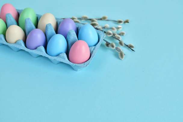 Πολύχρωμα πασχαλινά αυγά σε παστέλ χρώμα φόντο αντίγραφο χώρου. Πασχαλινή διακόσμηση. Πάσχα φόντο με βαμμένα αυγά , - Φωτογραφία, εικόνα