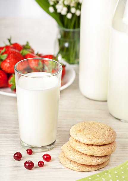 Fresh milk with cookies and strawberry breakfast - Photo, Image