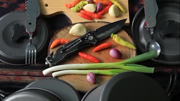ingredientes vegetales frescos como chiles, chalotes, con utensilios de cocina listos para cocinar. - Metraje, vídeo