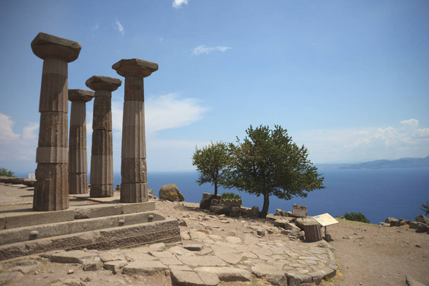 Templo de Atenea. Ruinas del Templo de Atenea en la antigua ciudad de Assos. Behramkale, Canakkale, Turquía  - Foto, imagen