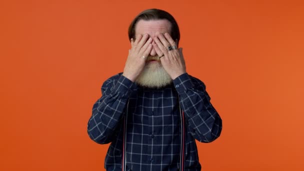 Idős szakállas öregember csukott szemmel mutatja stop gesztus, zavarodott félénk fél nézni - Felvétel, videó