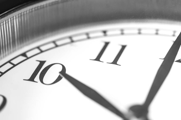 Zegar wskazujący dziesięć godzina na białym zegarze twarz Twin Bell klasyczny budzik - Zdjęcie, obraz