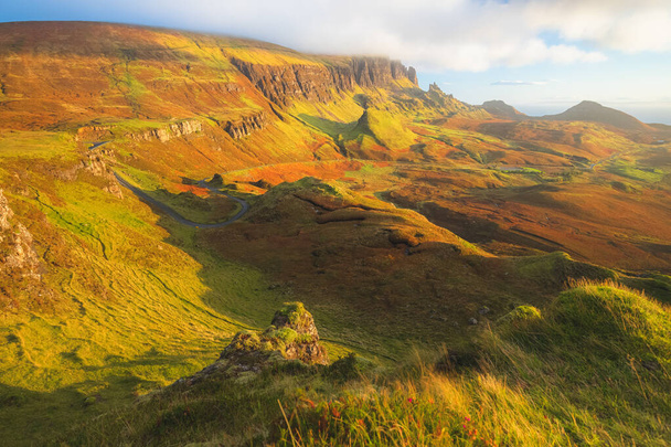 Gün batımında parlak altın ışık ya da İskoçya 'nın Skye Adası' ndaki engebeli, başka dünyalardan gelen sessiz arazinin renkli manzarası üzerinde gün doğumunda.. - Fotoğraf, Görsel