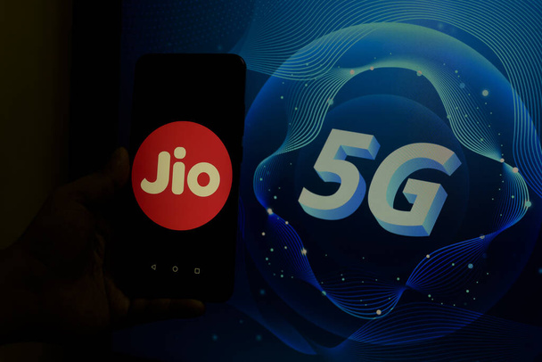 КОЛКАТА, ИНДИЯ - 12 августа 2020 г.: ИНДИЯ, КОЛКАТА - 13 апреля 2021 г.: Компания Jio предлагает услуги 5G в Индии - Фото, изображение