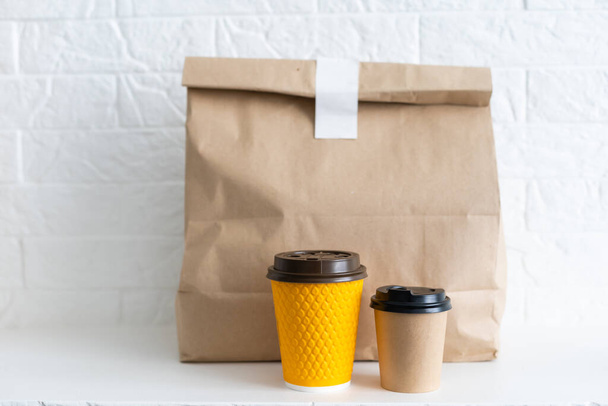 Plan de groupe d'emballages alimentaires biodégradables et recyclables sur fond blanc, assiettes en papier, tasses, contenants, sacs, pas de logos - Photo, image