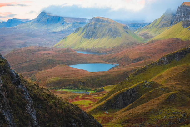 Epic mountain landscape view of the rugged, contoured terrain of the otherworldly Cleat at the Quiraing on the Isle of Skye, Scotland. - Foto, afbeelding