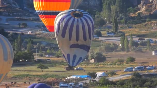熱気球に乗ると、地面に着陸し、膨張・収縮します。熱気球の膨張準備熱気球とは、熱気球と呼ばれる袋からなる軽量航空機で、加熱された移動が含まれています。 - 映像、動画