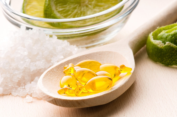 citronová lázeň - koupelová sůl, kapsle a čerstvé ovoce - Fotografie, Obrázek