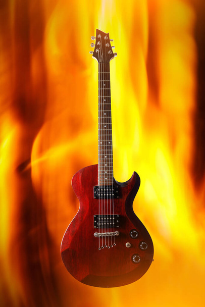 Guitarra de rock elétrica em um fundo de fogo - Foto, Imagem