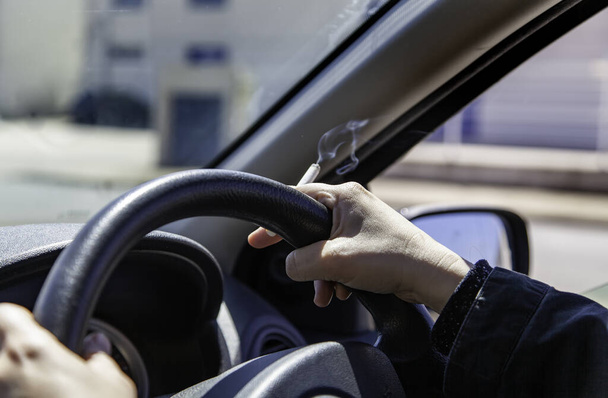 Курение в автомобиле во время вождения, правила дорожного движения, автомобиль - Фото, изображение