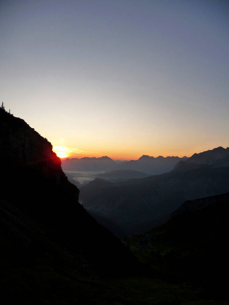 Nascer do sol em excursão de montanha em Jubilaeumsgrat ridge, Baviera, Alemanha, no verão - Foto, Imagem
