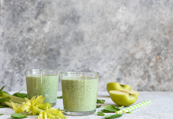 Smoothie with spinach and apple on a concrete background. Detox drink. The keto diet. - Foto, afbeelding