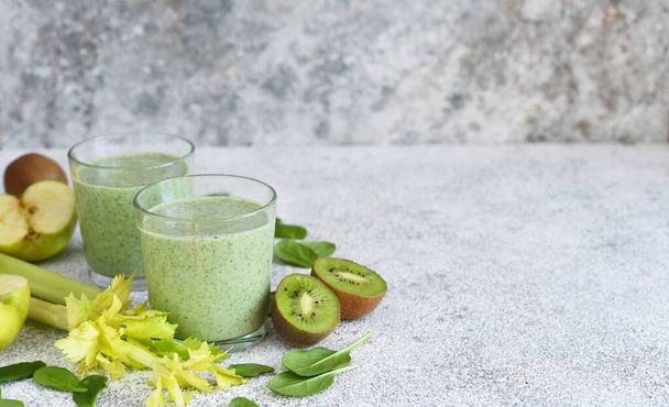 Smoothie with spinach and apple on a concrete background. Detox drink. The keto diet. - Foto, afbeelding
