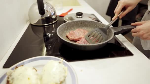 Pareja Praparing hamburguesas de carne en la cocina - Imágenes, Vídeo