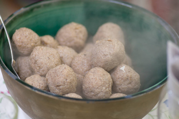 Uma tigela de bolas Matzah, ou bolas matzo, bolinhos de sopa judaica Ashkenazi, tradicionalmente comido no feriado judaico da Páscoa  - Foto, Imagem
