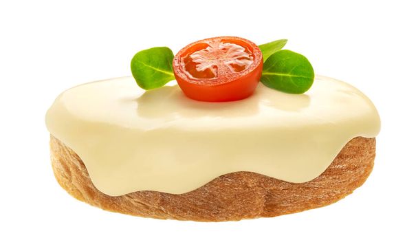 Sendvič s roztaveným sýrem izolovaný na bílém pozadí - Fotografie, Obrázek