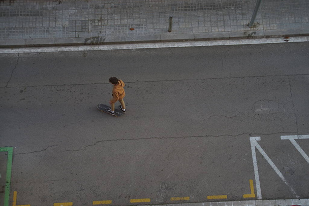 Guy rides a skateboard, top view, on the pavement. - Foto, Imagem