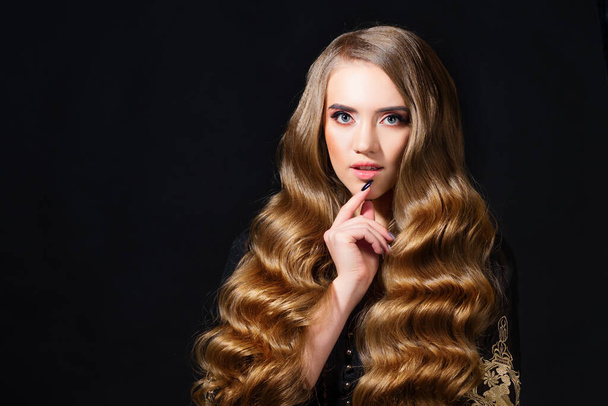An attractive blonde with a Hollywood wave styling, - Valokuva, kuva