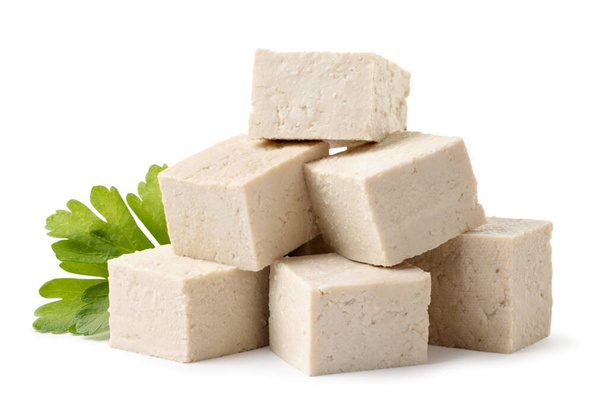 Pico de queijo tofu em cubos com salsa close-up em um fundo branco. Isolados - Foto, Imagem