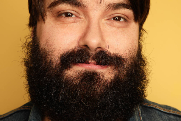 Happy bearded man on yellow background. Close-up. - Φωτογραφία, εικόνα