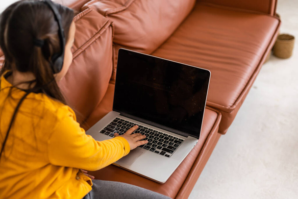 Dijital Laptop E- öğrenme Konsepti Kullanan Küçük Kız - Fotoğraf, Görsel