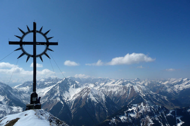 Cúpula cruzada da montanha Kohlbergspitze no Tirol, Áustria - Foto, Imagem