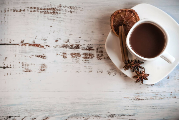 Xícara de café com especiarias na textura da mesa de madeira - Foto, Imagem