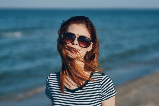 gelukkig vrouw reist in de buurt van de zee op het strand en helder water Ocean Model - Foto, afbeelding