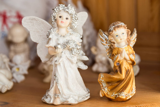 ручная роспись белый и золотой ангел в качестве украшения - Фото, изображение