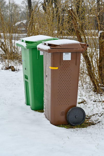 poubelles en brun et vert et neige - Photo, image
