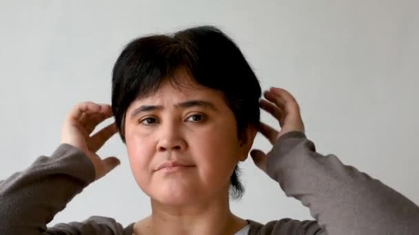 Reife Frau untersucht Kopfhaut und Haare, Haarwurzeln, Farbe, graue Haare, Haarausfall oder trockene Kopfhaut Problem - Filmmaterial, Video