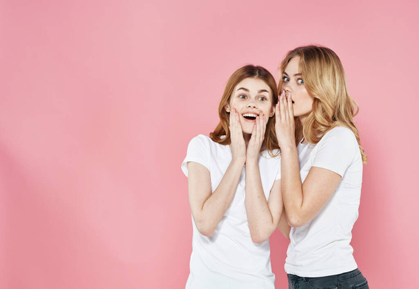 dwie dziewczyny w białych t-shirtach przycięte widok komunikacji przyjaźń styl życia - Zdjęcie, obraz