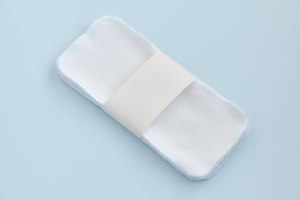 再利用可能なトイレットペーパー。洗えるペーパータオル。青い背景にゴミゼロの布ワイプ。持続可能なプラスチックフリー組織。世界環境デー. - 写真・画像