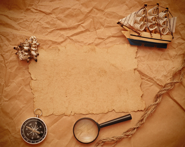 Büyüteç, halat ve model klasik tekne grunge zemin üzerine - Fotoğraf, Görsel