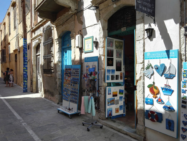 Crète, Grèce - 08 octobre 2017 : Une petite boutique colorée sur un marché de rue commercial avec des souvenirs pour les touristes aimants de réfrigérateur, cartes postales et autres biens en mémoire d'un voyage en Grèce - Photo, image