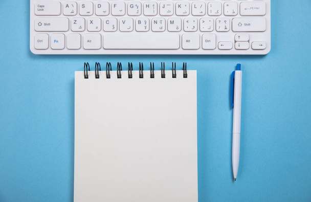 pen with notebook and keyboard on tabl - Valokuva, kuva