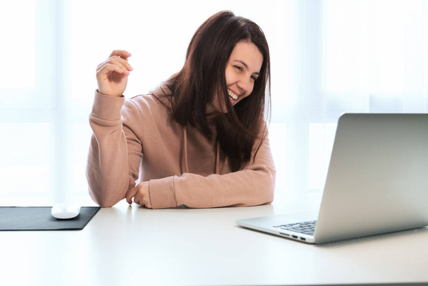 mladá žena mluví video chat na notebooku na volné noze pracovník - Fotografie, Obrázek