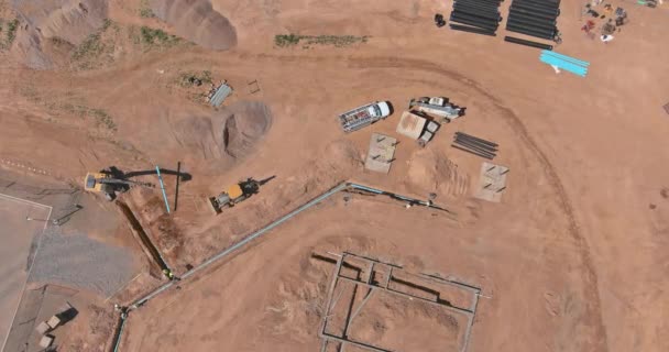 Widok z lotu ptaka nowe budynki kompleksu mieszkalnego dla prac budowlanych w rurach układających w fundamencie - Materiał filmowy, wideo
