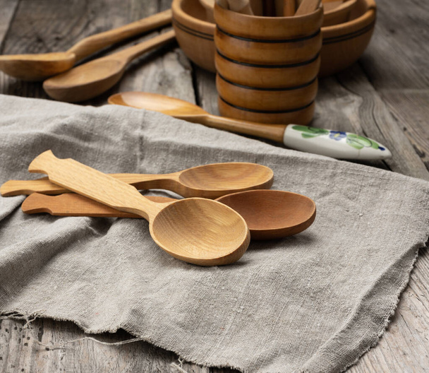 cucchiai di legno vuoti su un tavolo grigio, vista dall'alto - Foto, immagini