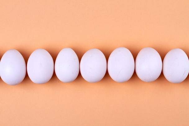 Row of white hens eggs. - Foto, Imagem