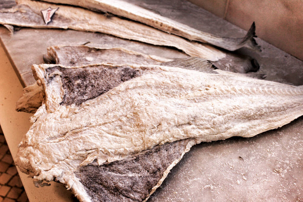 Pedaços de bacalhau salgado para venda num mercado em Lisboa, Portugal - Foto, Imagem