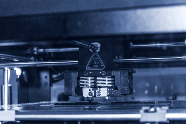 3D tulostin tulostaa mustia muotoja lähikuva Automaattinen kolmiulotteinen 3D-tulostin - Valokuva, kuva