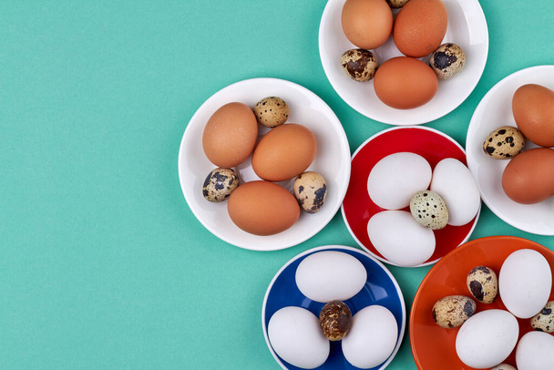 Πιάτα με αυγά κοτόπουλου και ορτυκιού. - Φωτογραφία, εικόνα