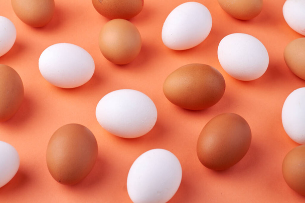 Gruppo di uova di pollo crude bianche e marroni. - Foto, immagini