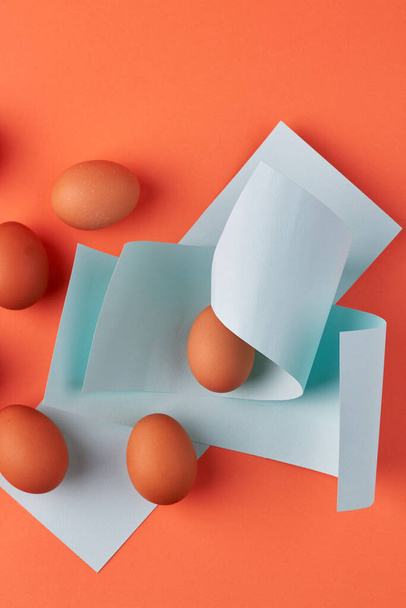 Kuřecí vejce a prázdné papíry. - Fotografie, Obrázek